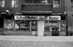o.T., Kneipe/Lokal/Gaststätte "Zum schwarzen Kater" mit Werbung für Schultheiss-Bier, Scharlachberg, Mampe und Schöller-Eiskrem