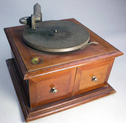Tisch-Grammophon mit eingebautem Lautsprecher;