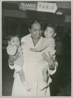 o.T., Josephine Baker mit 2 Adoptivkindern auf dem Arm