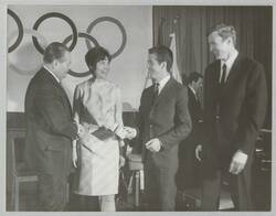 o.T., Willi Daume überreicht Alwin Schockemöhle den Olympiapass. Im Vorfeld der Olympischen Spiele 1968?