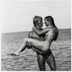 ohne Titel; unbekleidetes Paar, im Hintergrund das Meer