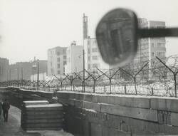 Blick entlang der Berliner Mauer. Westseite