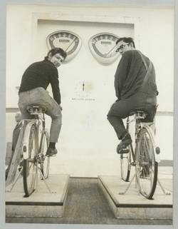 "Fahrradfahrstation für Besucher der Deutschen Industrieausstellung Berlin 1968"
