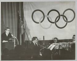 o.T., Leichtathlet und Olympiateilnehmer Franz-Josef Kemper am Rednerpult. Im Vorfeld der Olympischen Spiele 1968?