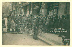 Novemberrevolution: "Drahtverhau am Spittelmarkt"; im Hintergrund: Laden "Pfefferberg".