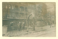 Novemberrevolution: "Frankfurter Allee."; Jungen vor Zerstörungen an der Straße durch eine Granate während der Märzkämpfe.