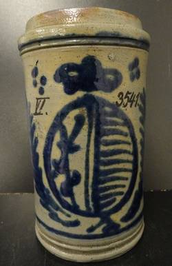 Walzenkrug mit Resten einer Zinnmontage, Sächsisches Wappen