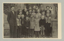 Klassenfoto, Jungen und Mädchen der 1. und 2.Klasse der Dorfschule Altenroda