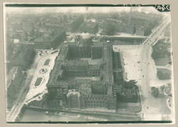 Luftaufnahme: Schloß mit Schloßplatz und Lustgarten