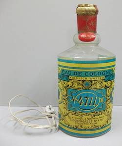 Dekolampe in Form einer XXL- Kölnisch Wasser "4711" Flasche