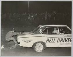 o.T., Stuntman hängt am Kofferraum eines PKW. Stuntshow "Hell Drivers"