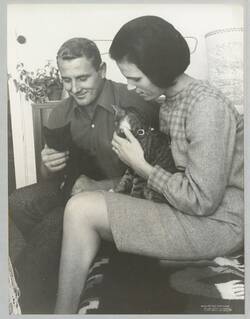 o.T., Mann und Frau mit zwei Katzen auf den Knien