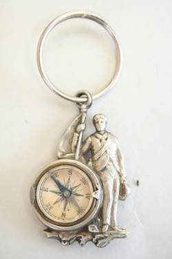 Kompass mit stehender Figur (Fahnenträger)