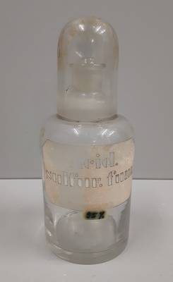 Kappenflasche für "Acid. sulfur. fum" aus der St. Rupertus-Apotheke Kreuzberg