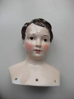 Brustblattkopf, Knabe mit rundlichem Gesicht und kurzem Haar