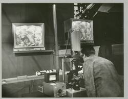 "E-Mikroskop mit Fernsehübertragung". Industrieausstellung Berlin 1968