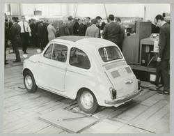 o.T., Fiat Kleinwagen auf einem Rollenprüfstand