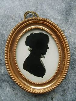 Porträtsilhouette einer jungen Frau