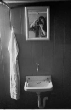 o.T., In der Toilette einer Berliner Kneipe / Stilleben mit Handtuch, Waschbecken und Spiegel