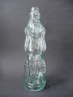 Glasflasche in Form eines Affen auf einer Tonne sitzend (klar)