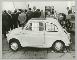 o.T., Fiat Kleinwagen auf einem Rollenprüfstand