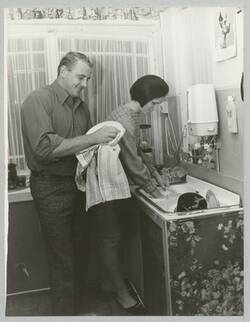o.T., Mann und Frau beim Abwasch