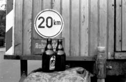 o.T., An einem Bauwagen abgestellte Bierflaschen