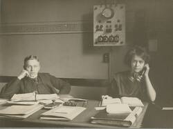 Zwei Büroangestellte am Schreibtisch