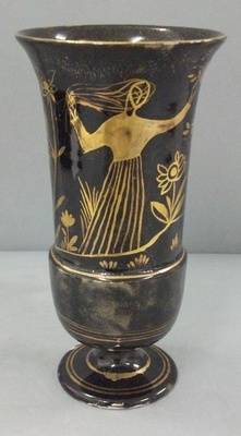 Vase, Frauengestalt in Landschaft