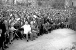 Konzert des Alexandrow-Ensembles auf dem Gendarmenmarkt. Wilhelm Pieck im Publikum