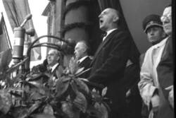 Großkundgebung am Rathaus Schöneberg anlässlich der Aufhebung der Berlin-Blockade. Ansprache auf der Rednertribüne