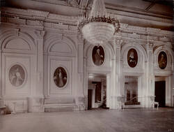 Das Foyer im Deutschen Theater mit der Galerie berühmter Bühnenkünstler