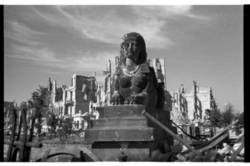 Sphinx auf einem der Brückenköpfe der Herkulesbrücke über den Landwehrkanal mit Blick Richtung Norden, im Hintergrund rechts die Siegessäule; Tiergarten, britischer Sektor