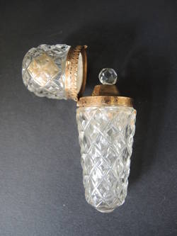 Flakon mit Metall-Scharnier und Innenstöpsel aus Glas