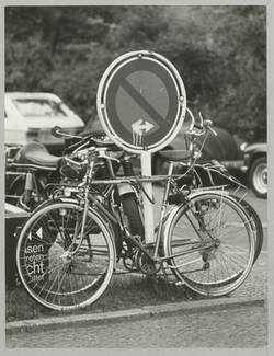 o.T., Fahrrad vor Parkverbotsschild