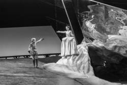 Szene mit Katharina Thalbach als Sebastian und Elisabeth Rath als Olivia  in "Was ihr wollt" von William Shakespeare, Schiller-Theater