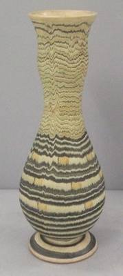 Vase, schwarz-gelbe Rundstreifen;