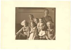 Gruppenbildnis: Gertrud von Winterfeld, geb. Elgnowski (1866-1955) mit ihren Enkeln und einer Tochter