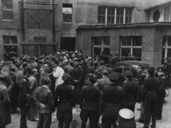 Gladow-Prozess: Lokaltermin auf dem Hof des Reichsbahngebäudes