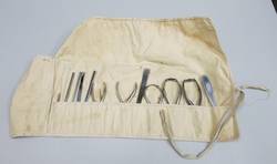 Aufklappbare Tasche mit zahnmedizinischen Instrumenten;