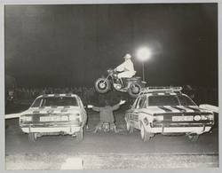 o.T., Motorrad springt über PKW und Moped. Stuntshow "Hell Drivers"