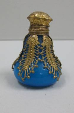 Blauer Flakon mit ornamentaler Metalleinfassung;