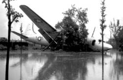 Luftbrücke. Verunglücktes Transportflugzeug der US Air Force