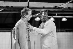 Szene mit Boy Gobert als Jago und Peter Roggisch als Othello in "Othello" von William Shakespeare