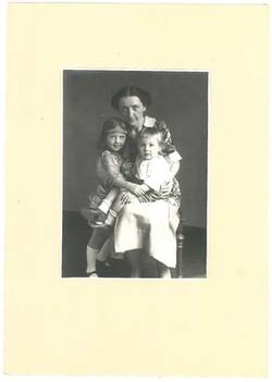 Gruppenbildnis: Charlotte Nagel, geb. von Winterfeld (1891-1945) mit ihren Kindern Brigitte (1920-1945) und Wolfram (1923-2019)