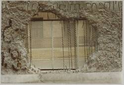 o.T., Mit Streckmetall verschlossenes Loch in der Berliner Mauer