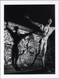 "Skulptur 'Der Flug' von Rainer Fetting Photoaktion am 19./20. Juli 1989 an der Mauer  Zeit 4.15Uhr"