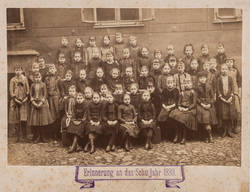 Gruppenbildnis einer Mädchenklasse "Erinnerung an das Schuljahr 1889"