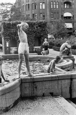 Spielende Kinder am Brunnen Bayerischer Platz