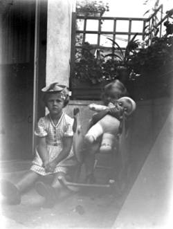 Kleine Mädchen, auf Balkon sitzend (Braunlager Straße 16E, Ilse und Waltraud)